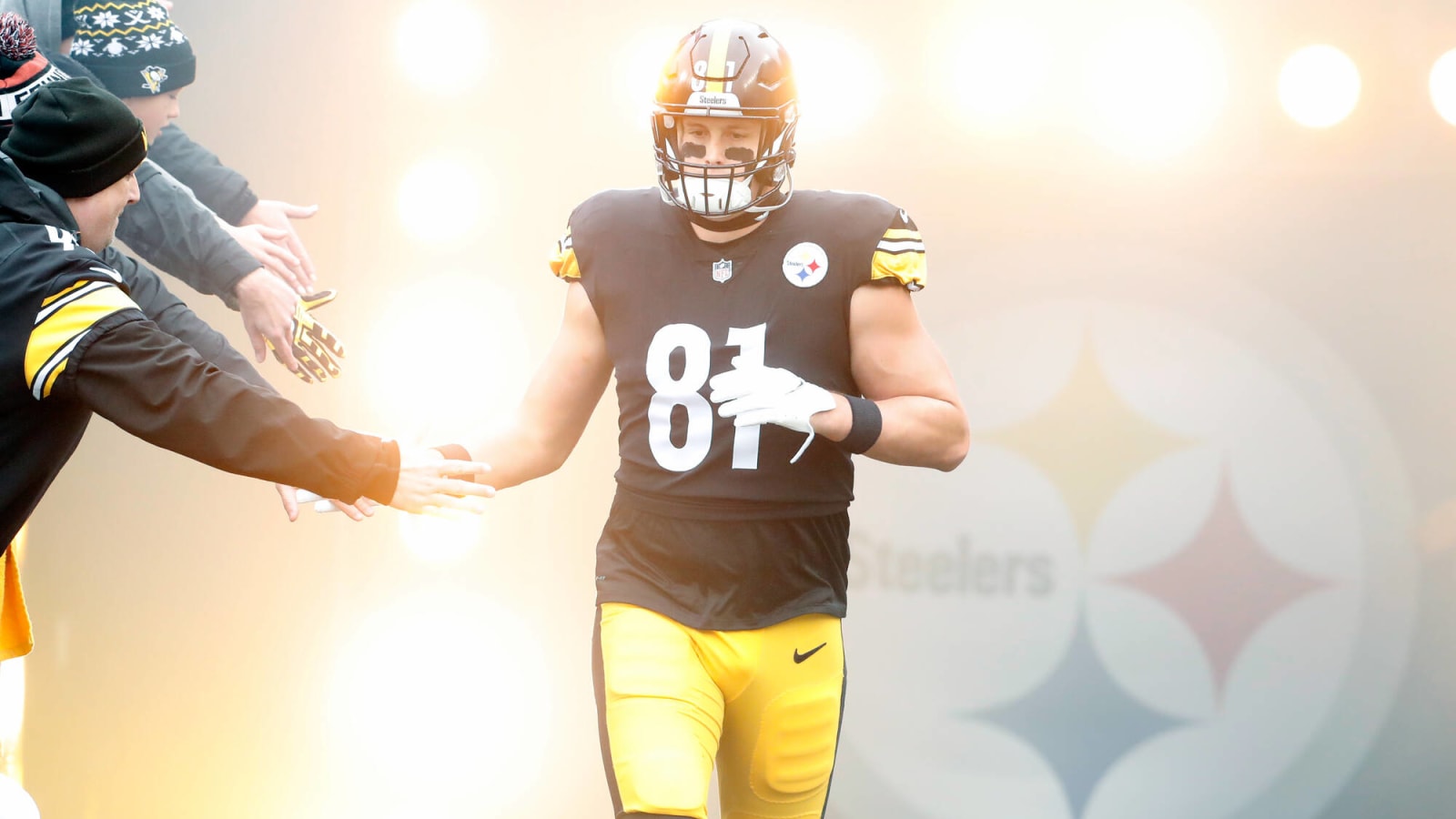 Steelers Zach Gentry On Team Growth, How Pickett Stole His Job and Which Team He Cannot Stand