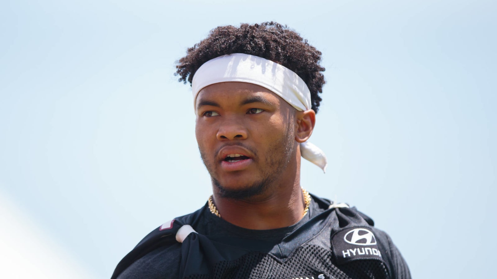 Watch: Kyler Murray beat Andy Isabella (4.31-second 40) in foot race