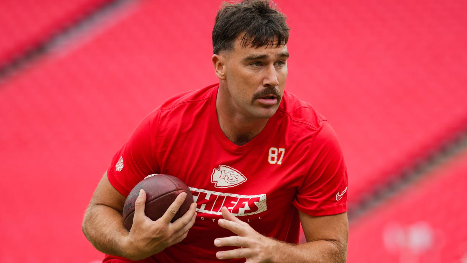 Swifties think Chiefs TE Travis Kelce&#39;s pregame fit was actually a Taylor Swift easter egg
