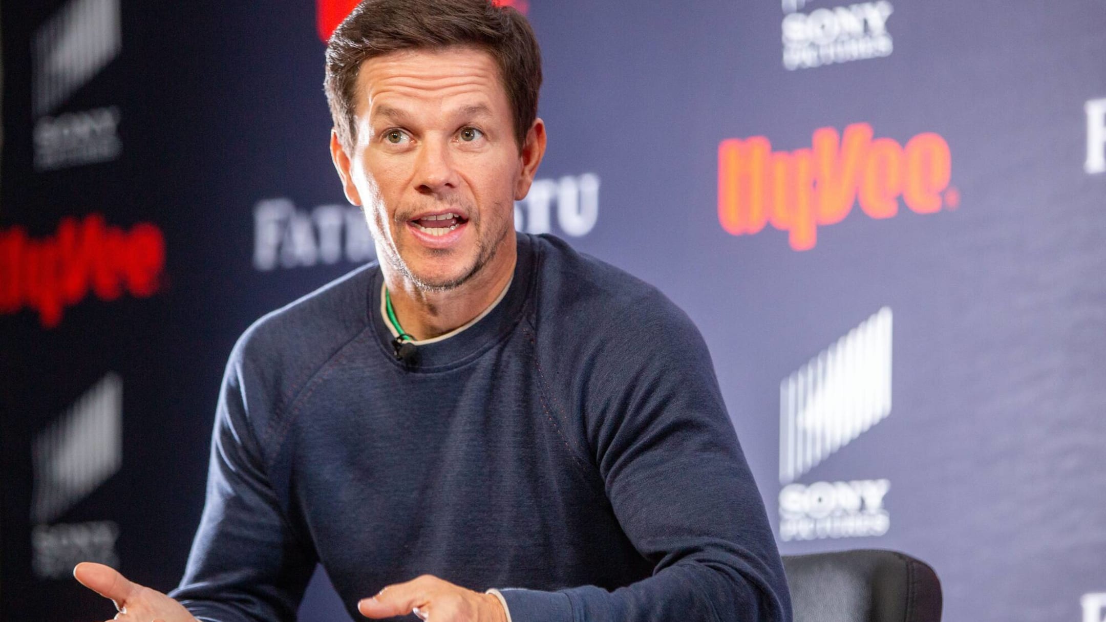 Mark Wahlberg says he's willing to donate his thumb to Astros star