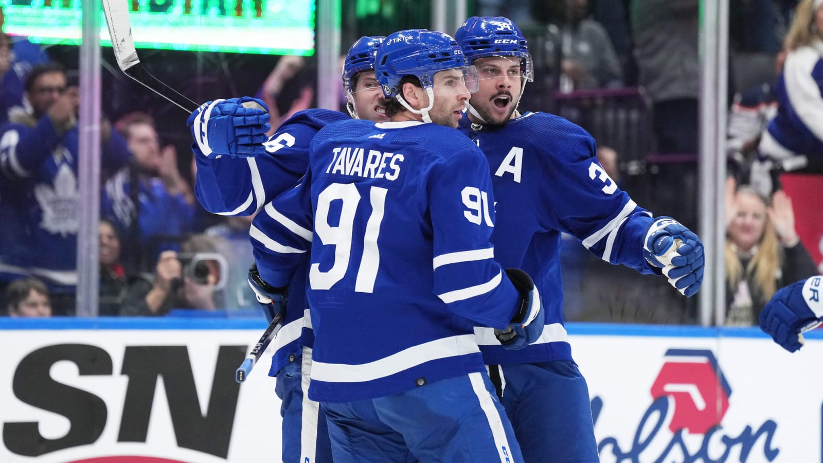 John Tavares&#39; family makes heartfelt gesture to support Auston Matthews