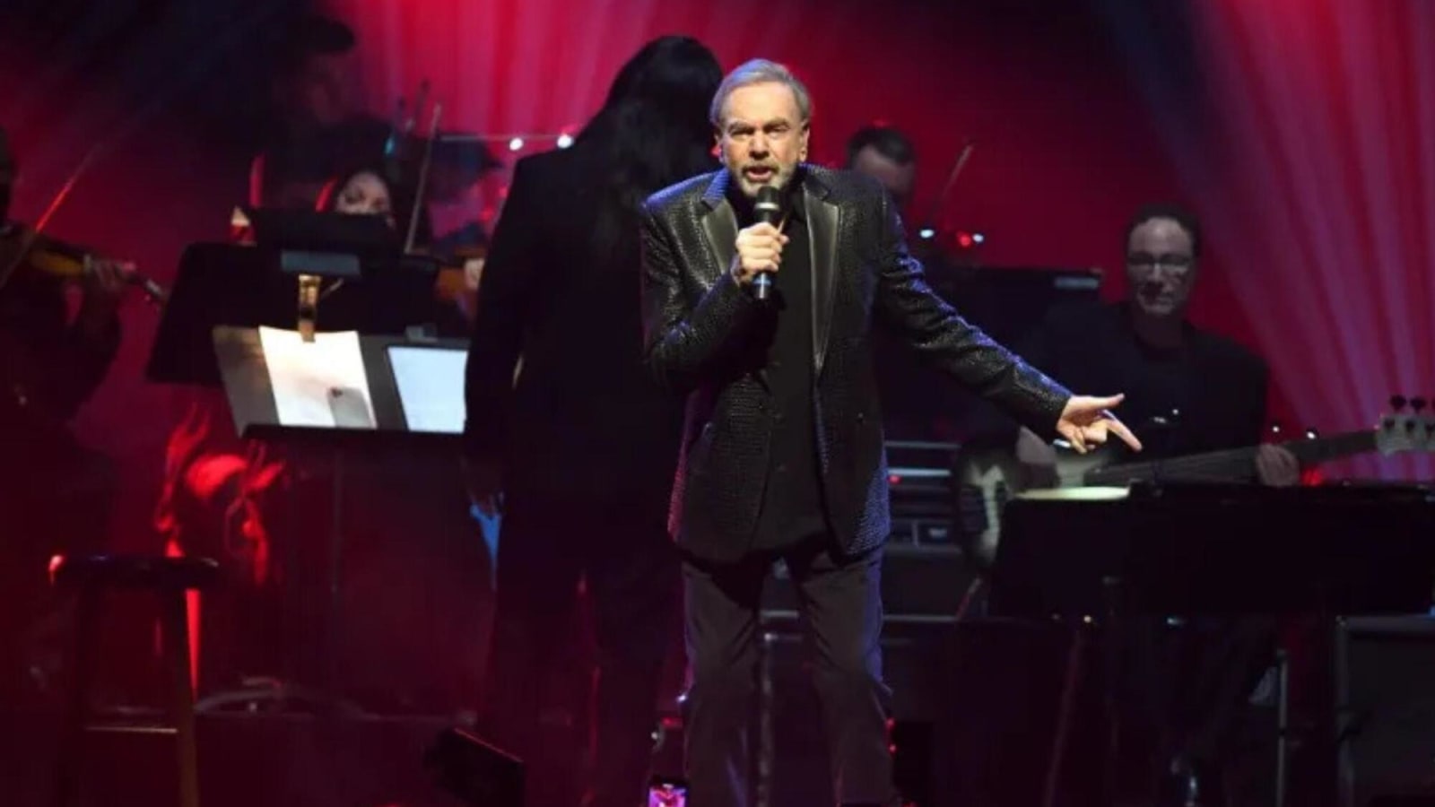 Neil Diamond&#39;s &#39;Disturbing&#39; Moment with a Fan During Concert Resurfaces: &#39;I Think I Just Watched A Crime&#39;