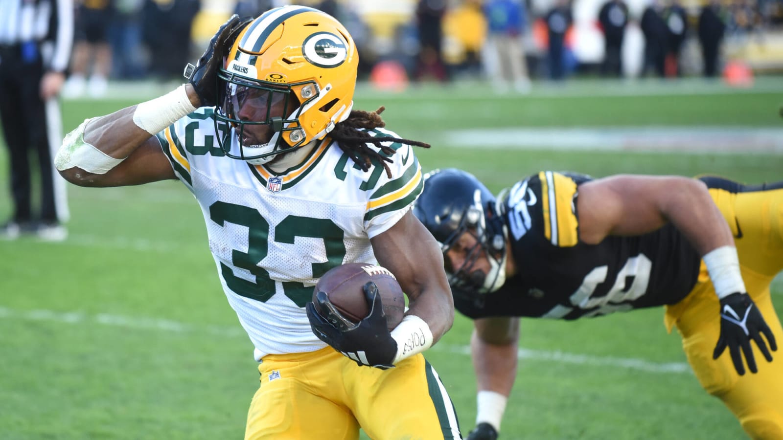 Packers RB Aaron Jones carted to locker room with apparent knee injury vs Chargers