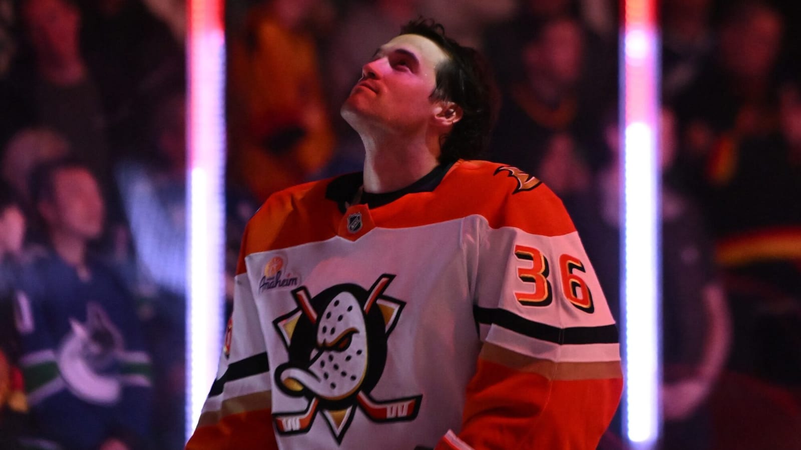 Ducks’ John Gibson leaves game with injury