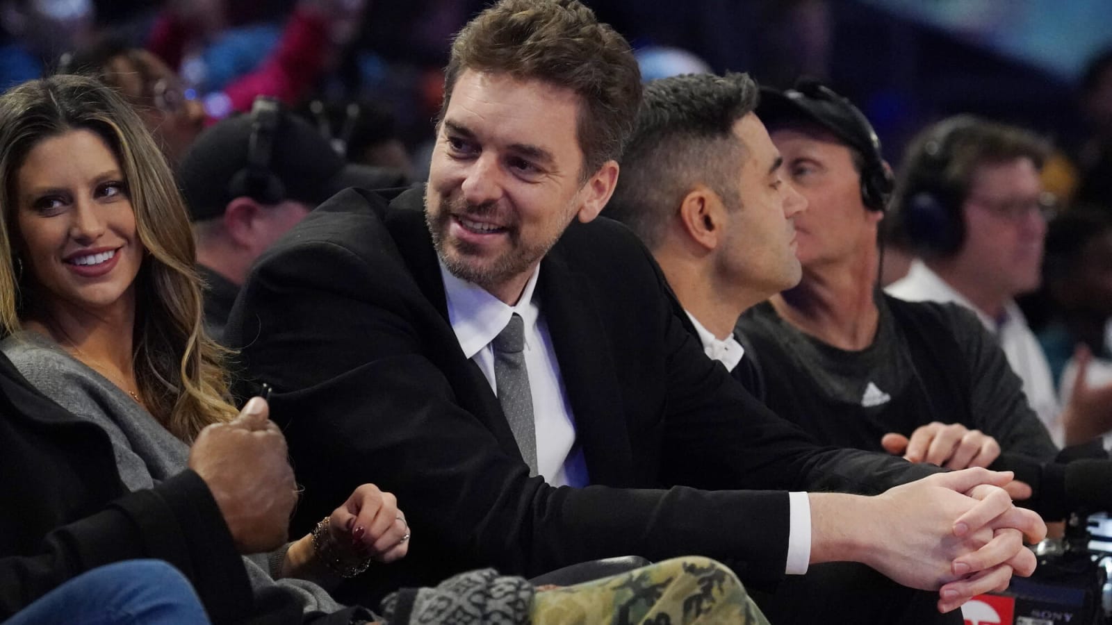 Pau Gasol Tears Up as Lakers Retire His Jersey Next to Kobe Bryant's