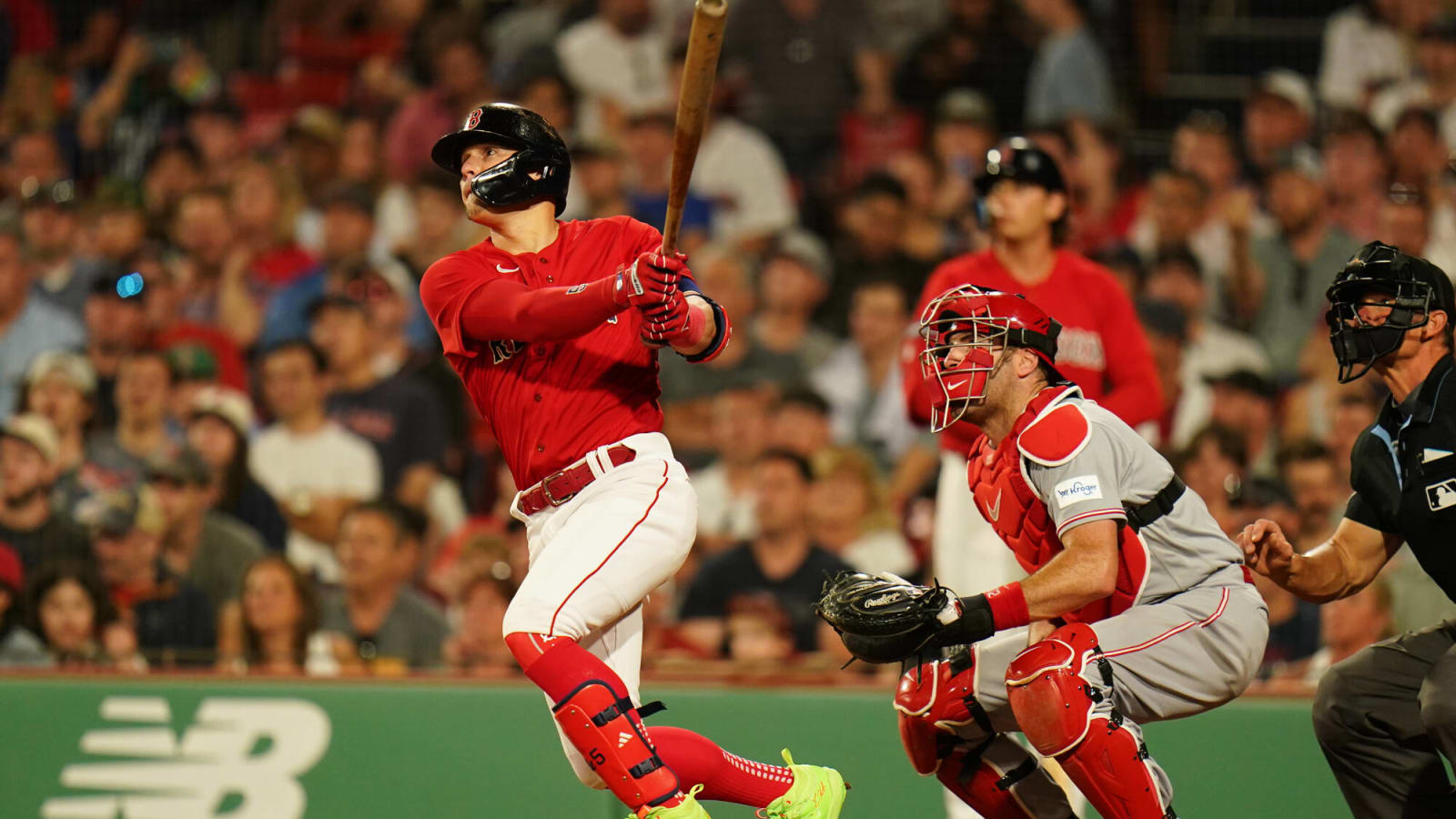 Kiké Hernández, Connor Wong both homer as Red Sox avoid sweep with 8-2 win over Reds; Chris Sale leaves game with shoulder soreness