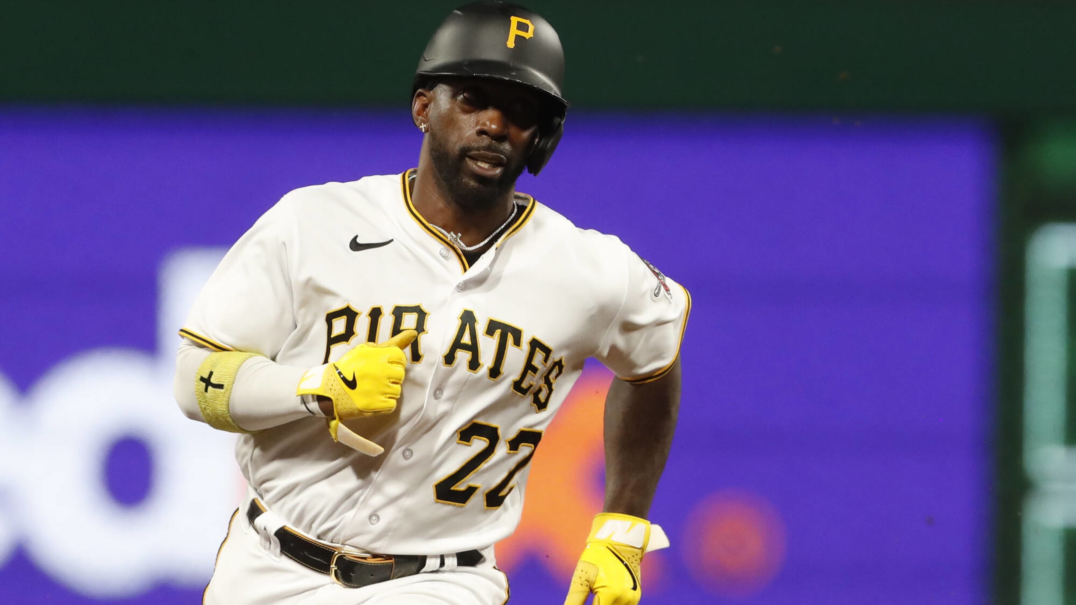 Andrew McCutchen collects 2,000th career hit