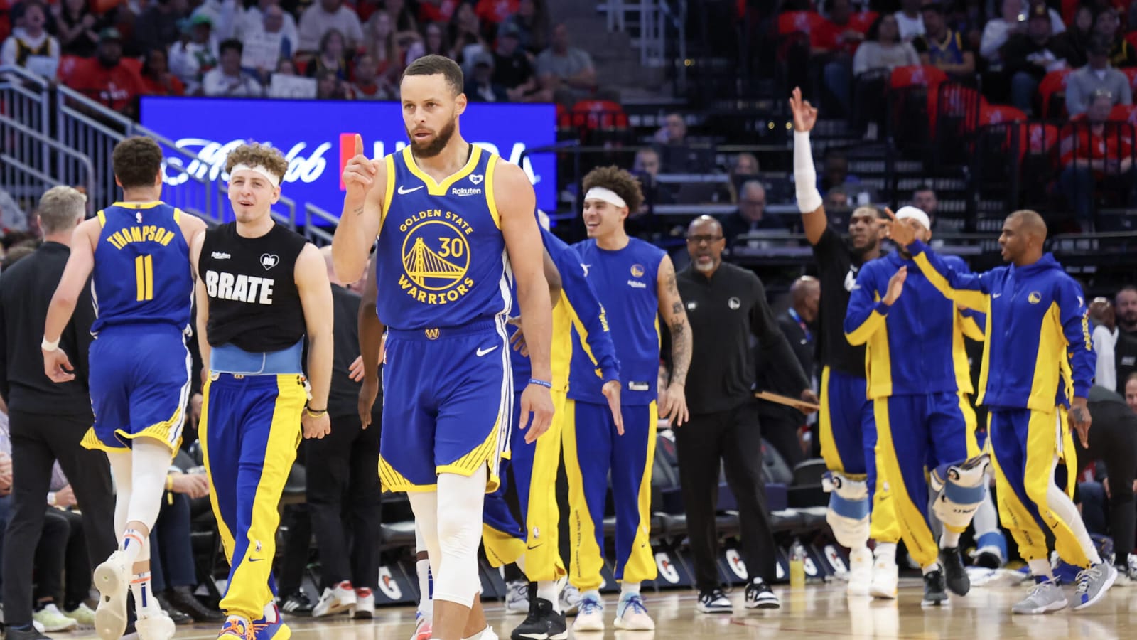 Golden State Warriors Stephen Curry Does Perfect Troll Job On Injured Houston Rockets Player
