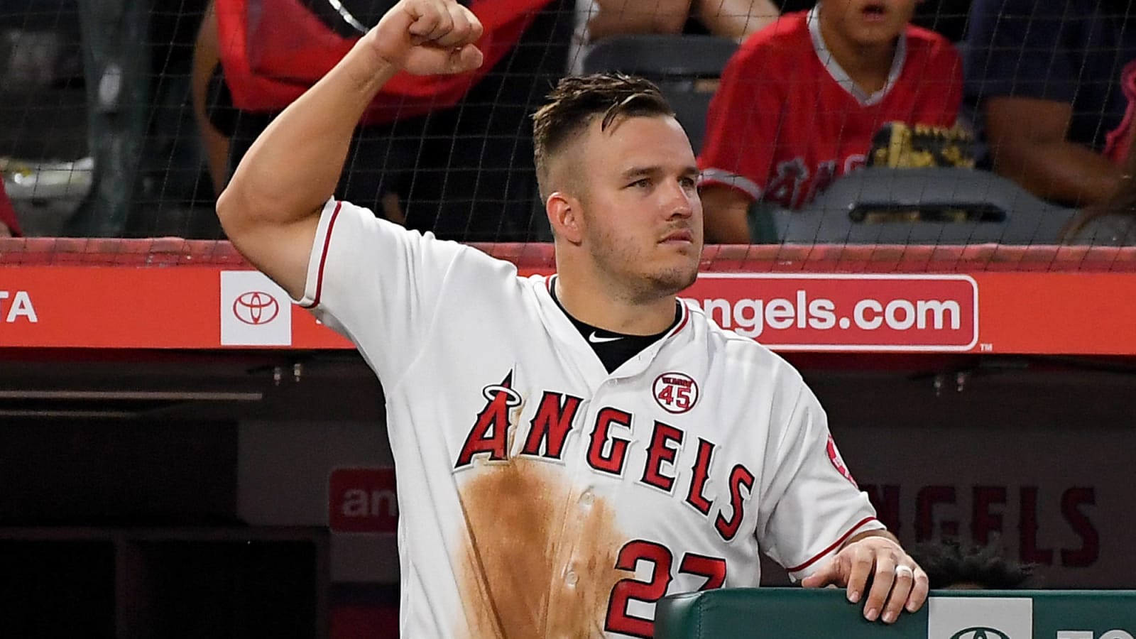 Watch: Mike Trout nails awesome golf shot from balcony 