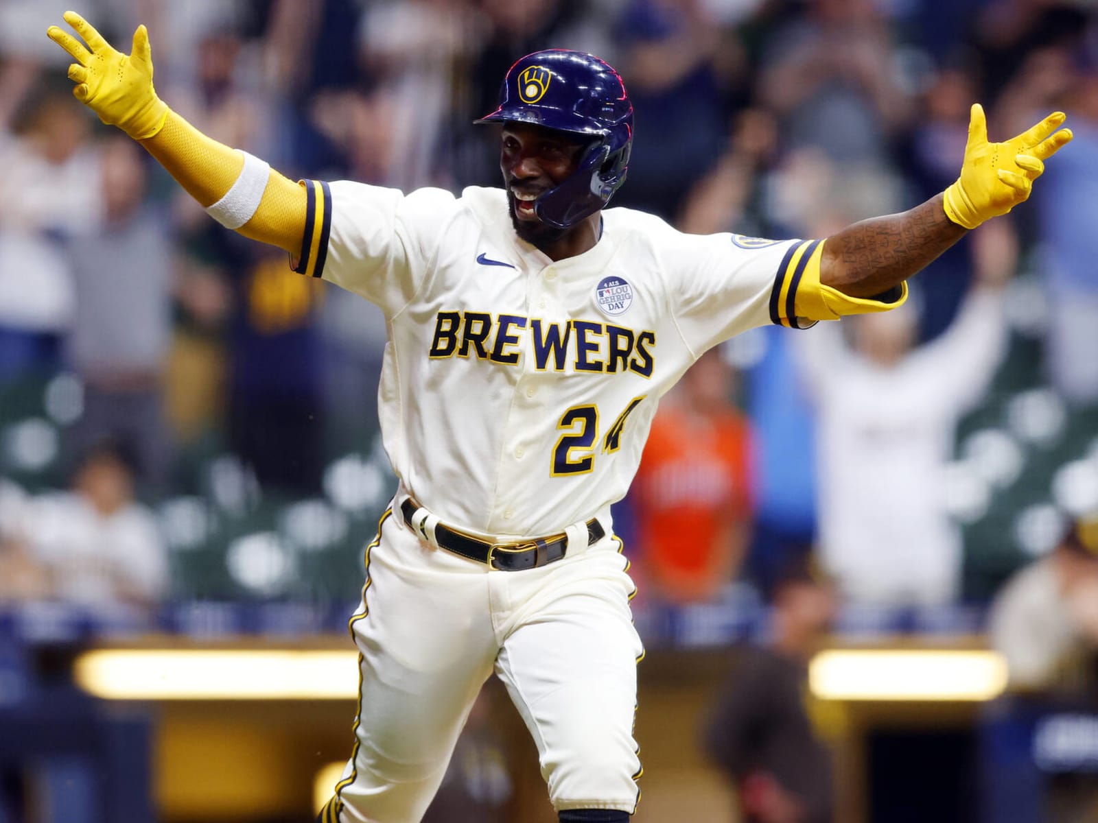 McCutchen, Urías homer, Woodruff goes 6 in Brewers' 5-1 win