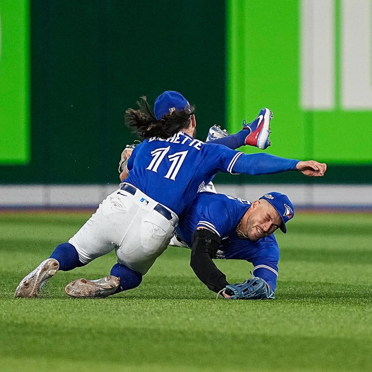 Blue Jays CF Springer carted off field after scary collision – KGET 17