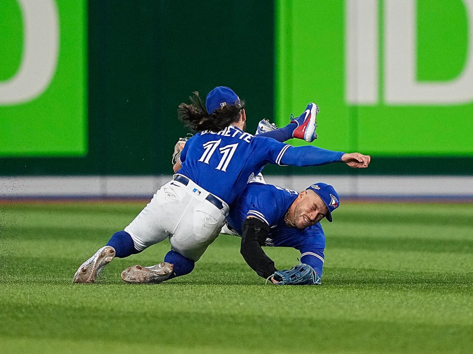 Blue Jays CF Springer carted off field after scary collision