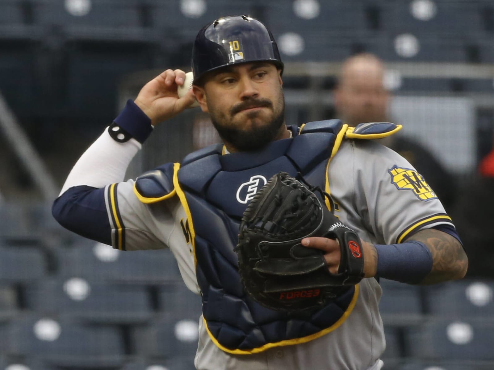 Brewers hoping Omar Narváez can catch on quickly behind the plate