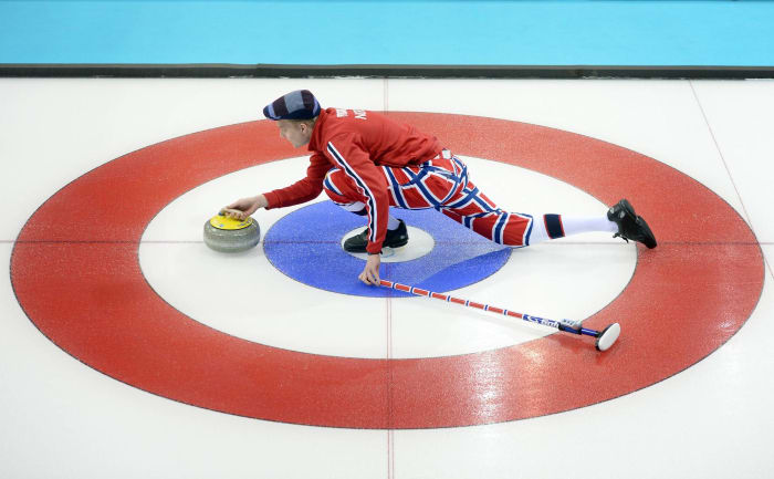 Even more looks at Norway curling team's pants