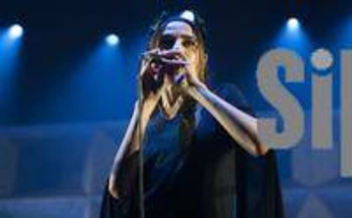 "The Mess We're In" [PJ Harvey ft. Thom Yorke] (2000)