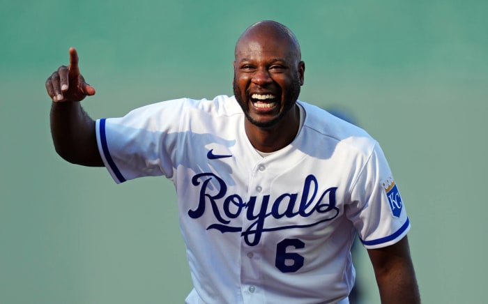 Lorenzo Cain gets warm welcome from Salvador Perez, KC fans