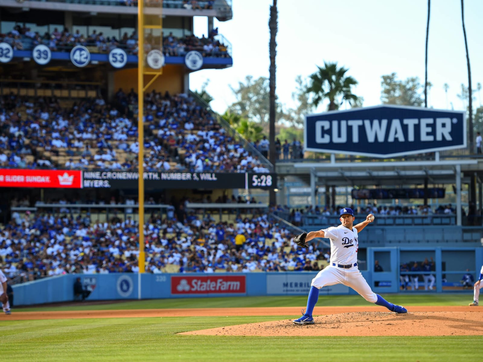 I legit thought this was Big Sexy warming up in the bullpen with Ottavino.  : r/NewYorkMets