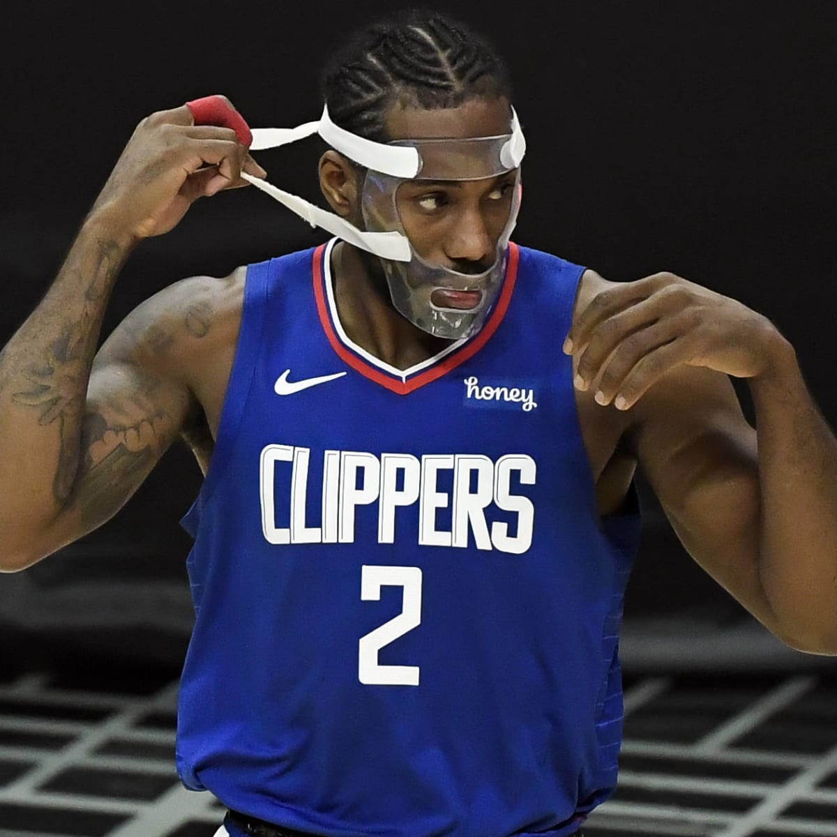 LA Clippers Re-Sign Injured Superstar Kawhi Leonard