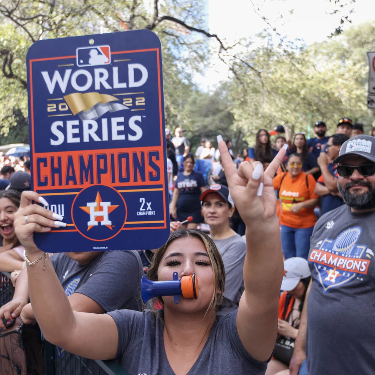 Astros fans team up in epic game of catch to return dropped hat at World  Series parade - ABC7 Chicago