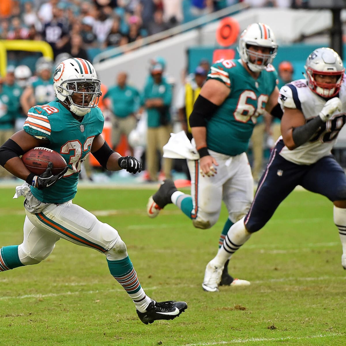 Ravens RB takes aim at Rob Gronkowski with hoodie Yardbarker