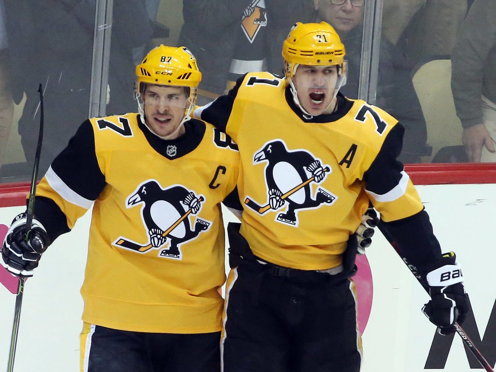 The Pittsburgh Penguins recreated the iconic Lemieux & Jagr photo