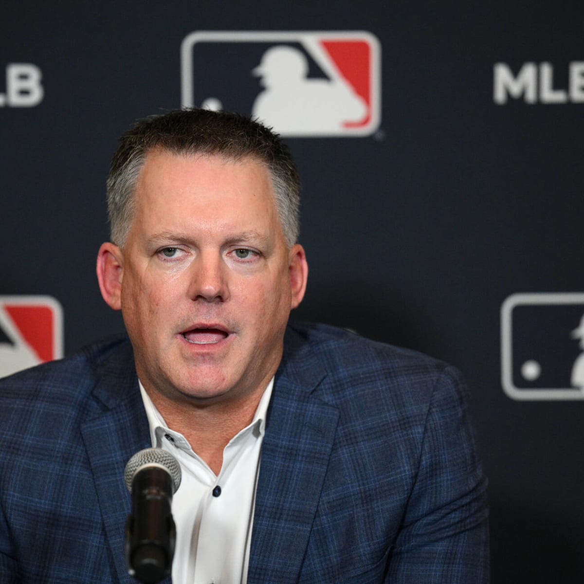 A.J. Hinch accepts responsibility for Astros sign-stealing scandal, which  is a start
