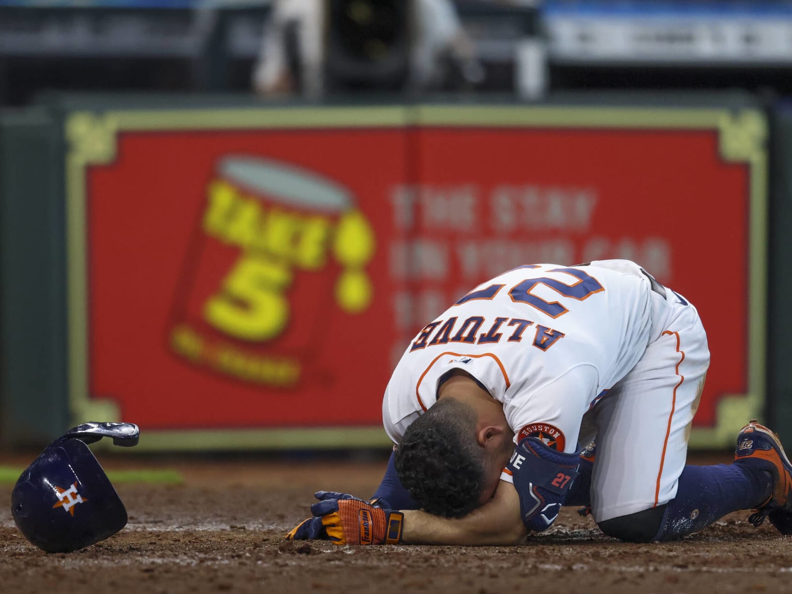 Jose Altuve exits game against Marlins after fouling pitch off his