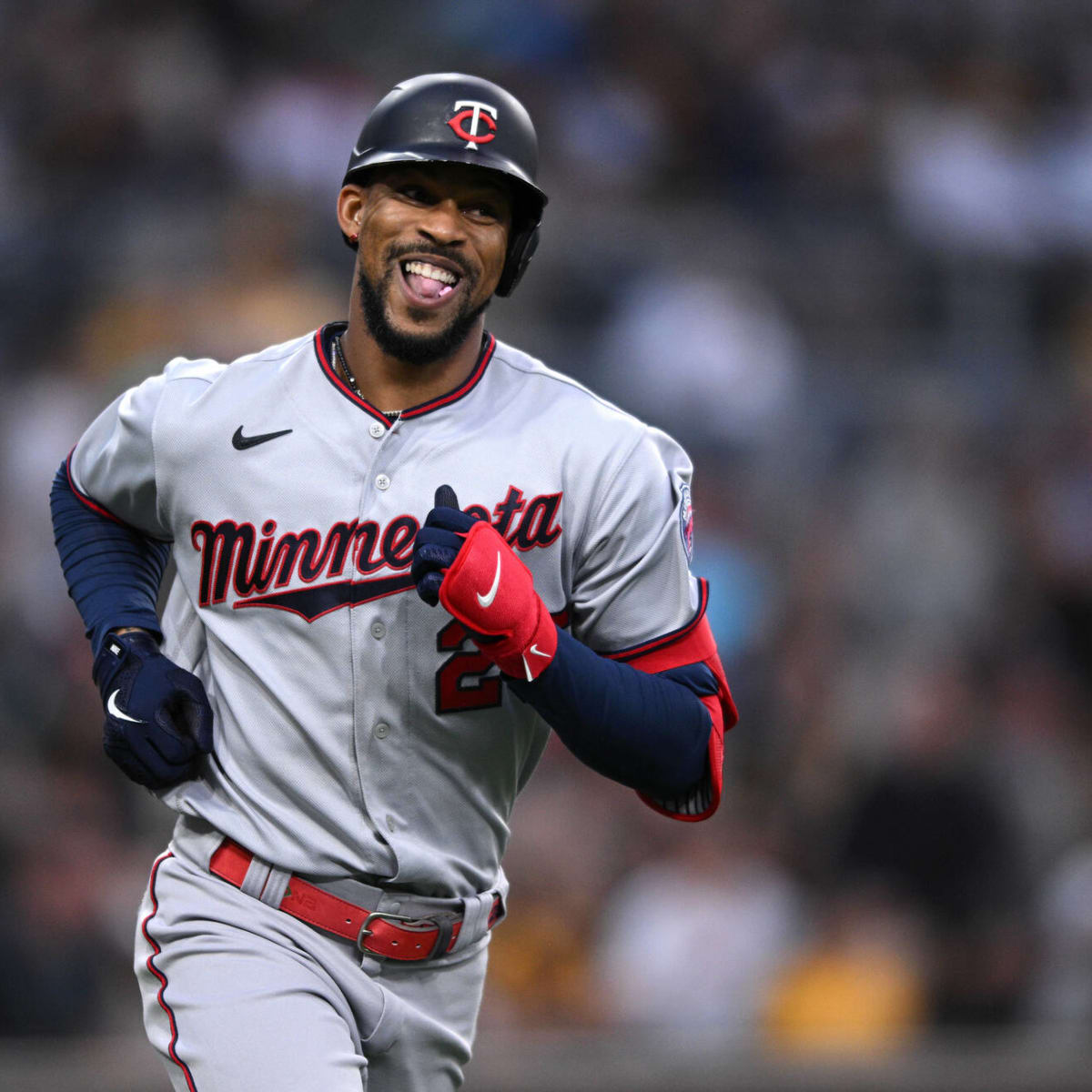 Twins center fielder Buxton accepts Gold Glove but won't show off skills