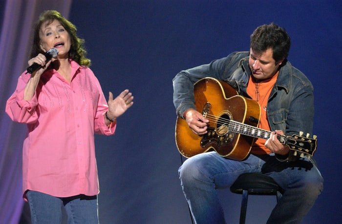 Loretta Lynn wins Entertainer of the Year