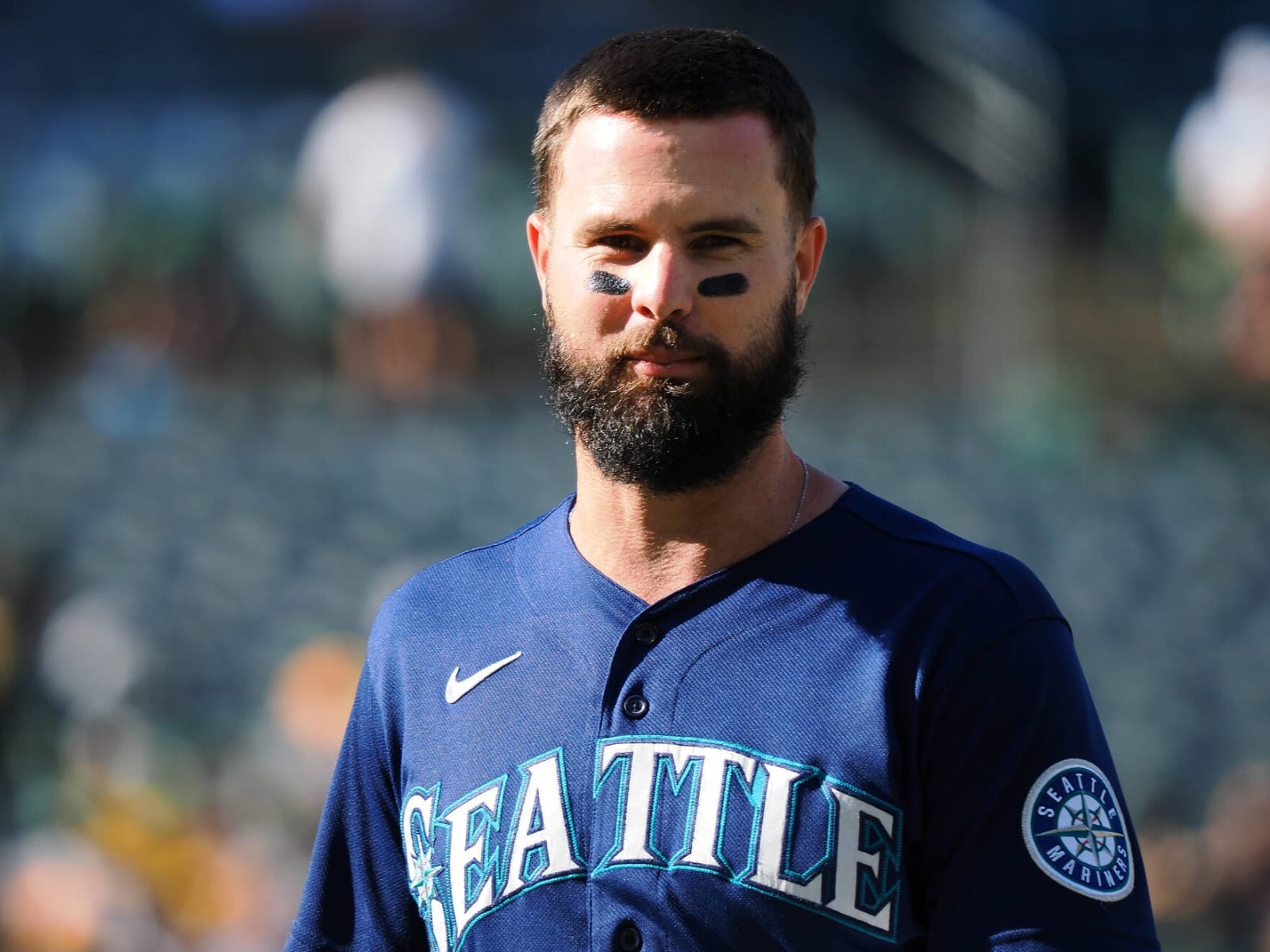 Mariners' Jesse Winker likely out for postseason after landing on IL with  disc issue in neck 