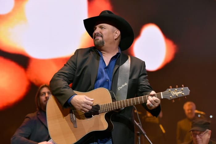 Who will win Entertainer of the Year: Garth Brooks