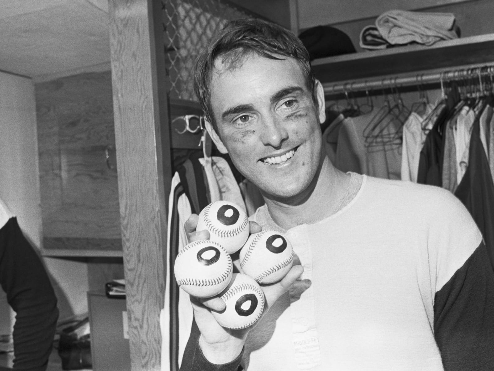 Bill Stoneman of the Montreal Expos pitches against the Philadelphia  News Photo - Getty Images