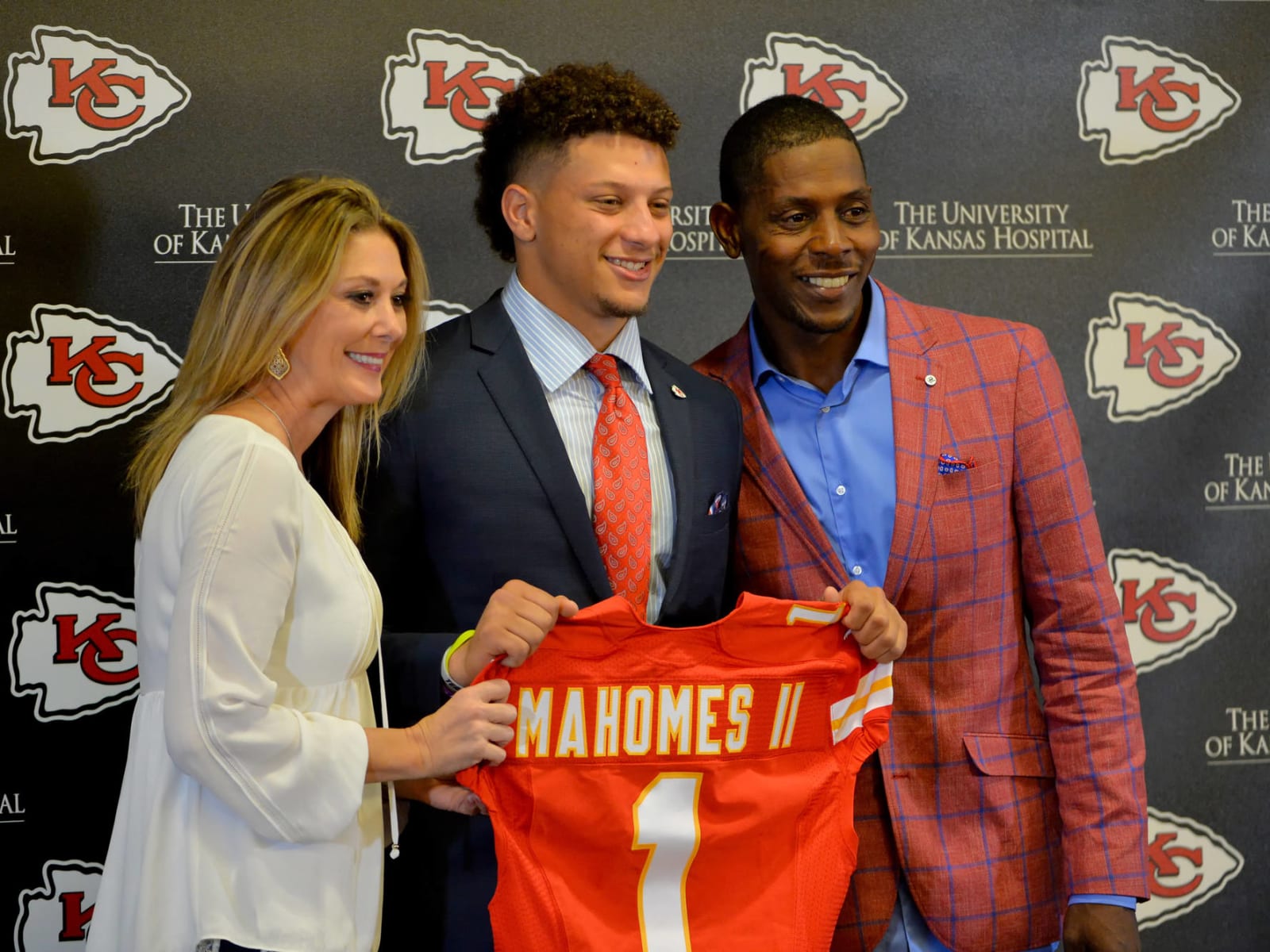 Patrick Mahomes' mom Randi shows off tremendous jersey at Super Bowl