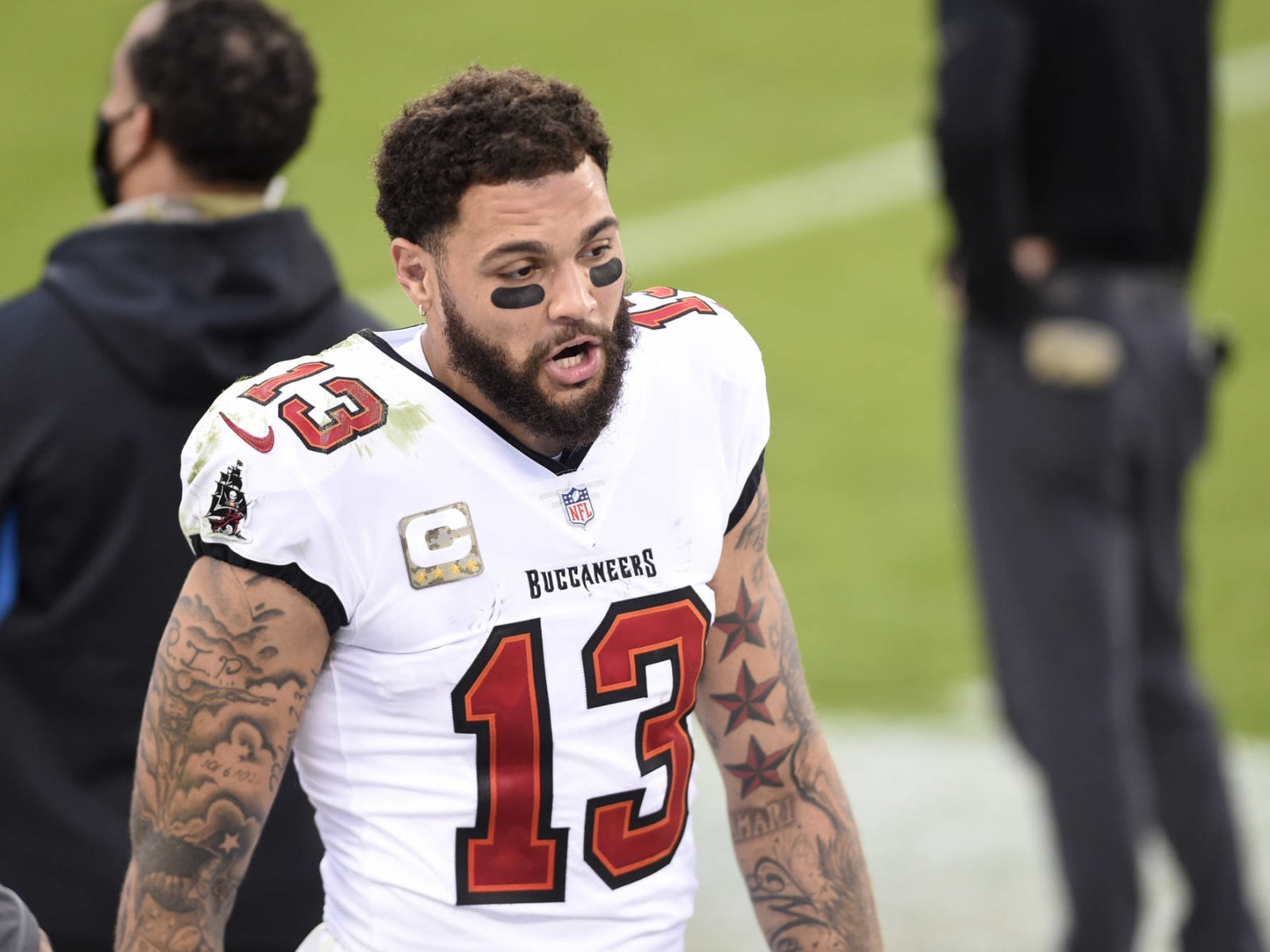 Buccaneers WR Mike Evans sets NFL record, injures knee on next play