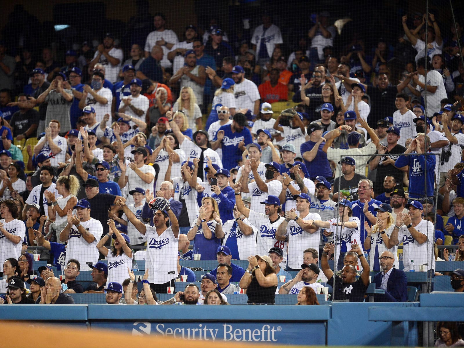 Astros fans somehow in shock that they were booed at Dodgers Stadium