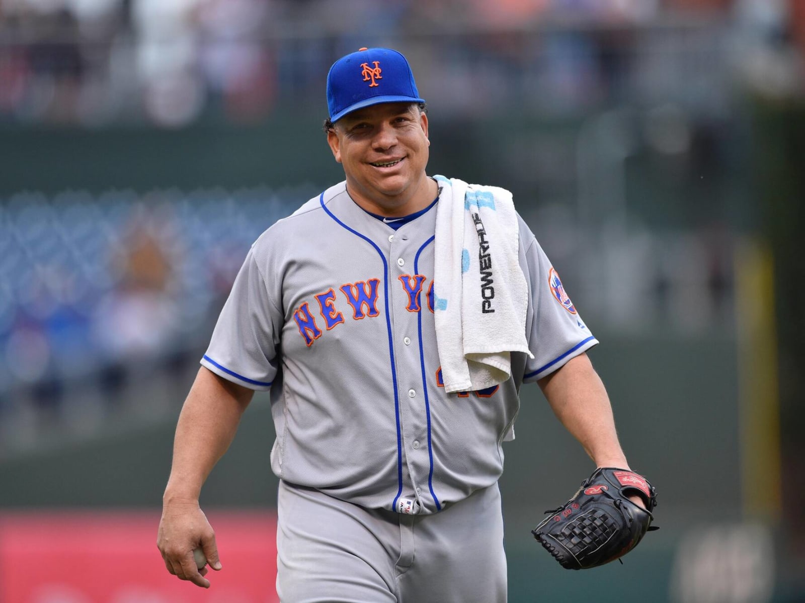 Red Sox sign former Cy Young winner Colon