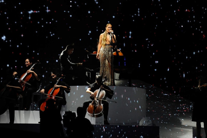 Jennifer Lopez signals her return to singing in Spanish