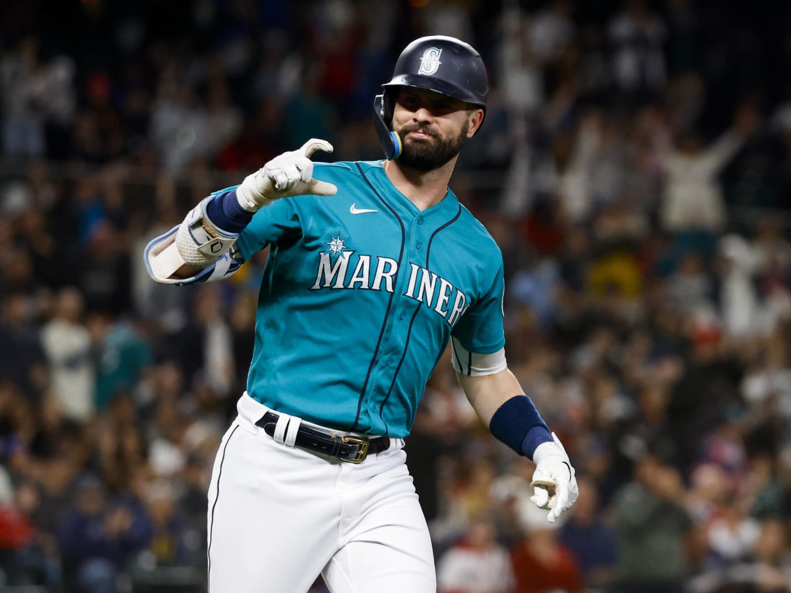 Mariners to acquire Jesse Winker, Eugenio Suárez from Reds, per