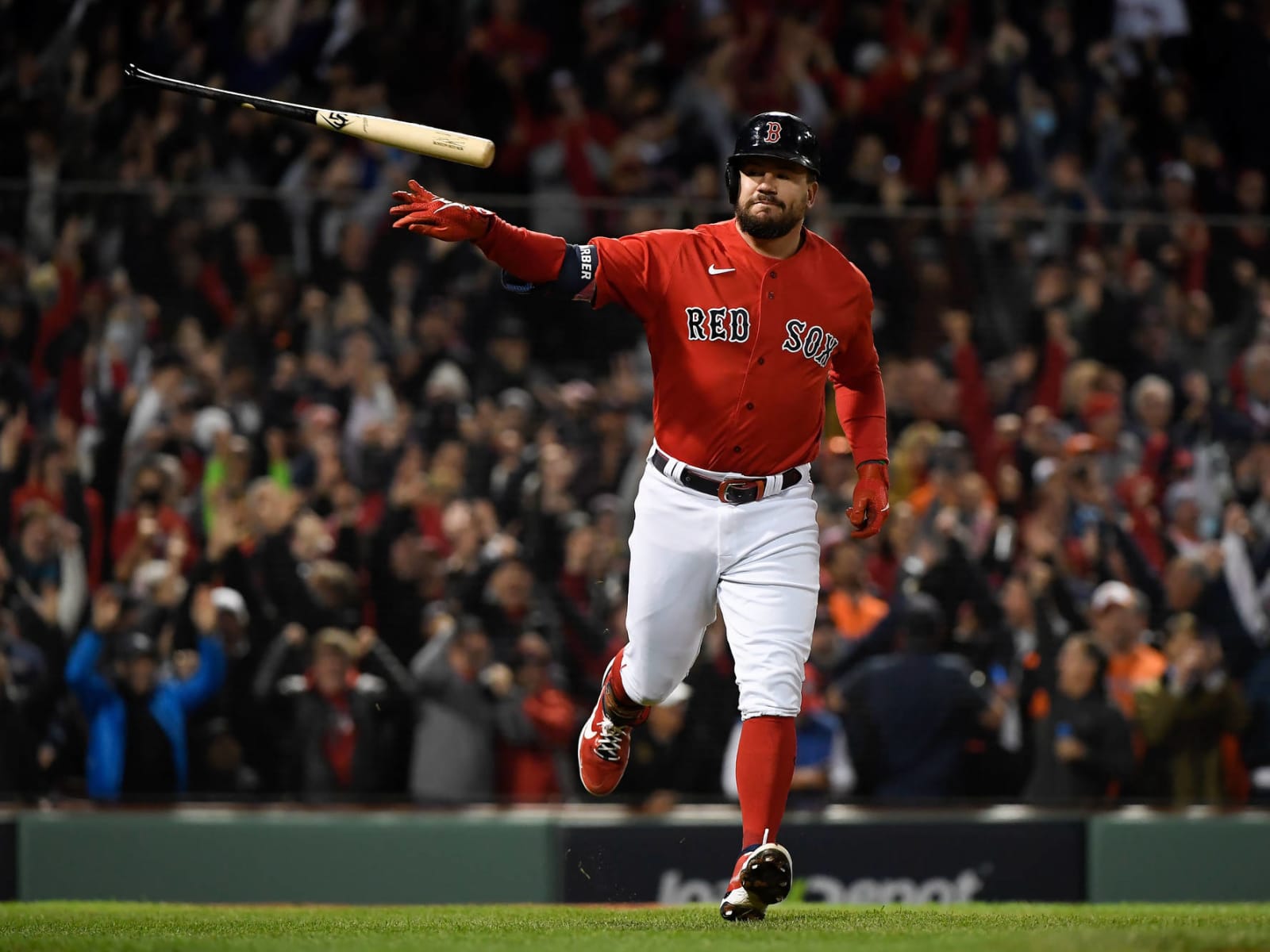 Red Sox outfielder Kyle Schwarber donates pizza to Waltham police, fire  departments