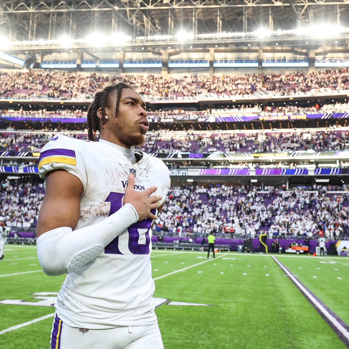 Vikings' Justin Jefferson hits ref in back with helmet as