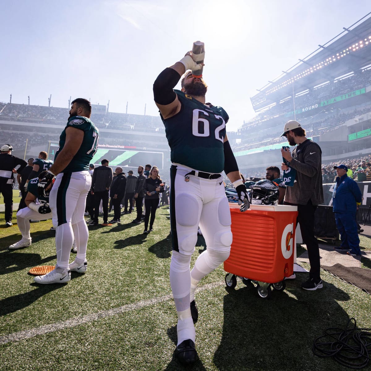 Look: Eagles' Jason Kelce wearing Batman mask on sidelines