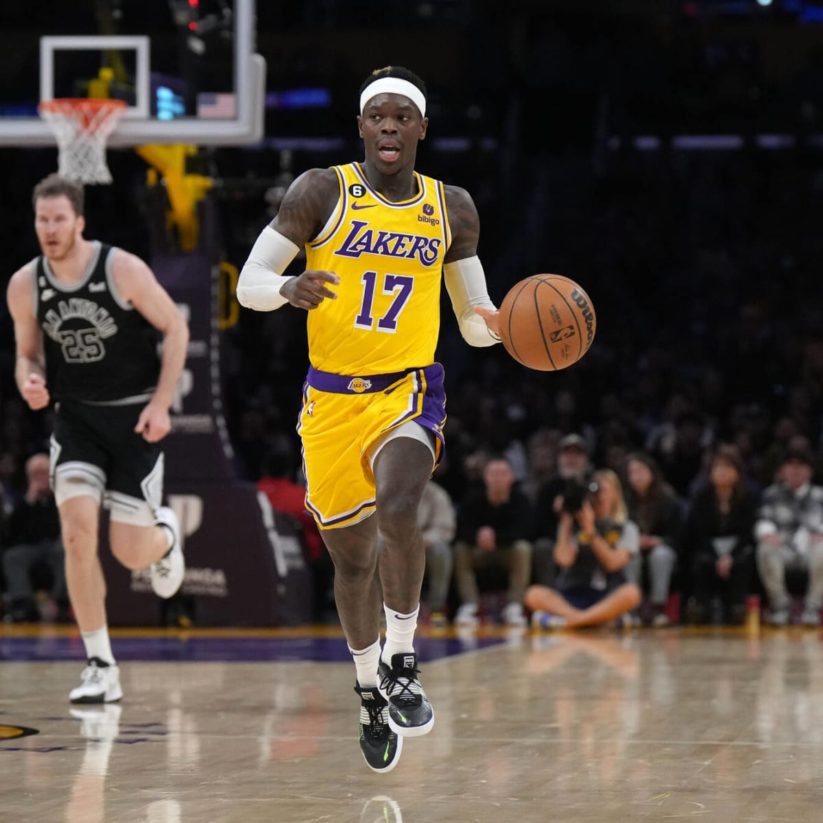 Dennis Schröder stares down Timberwolves bench with ice in the