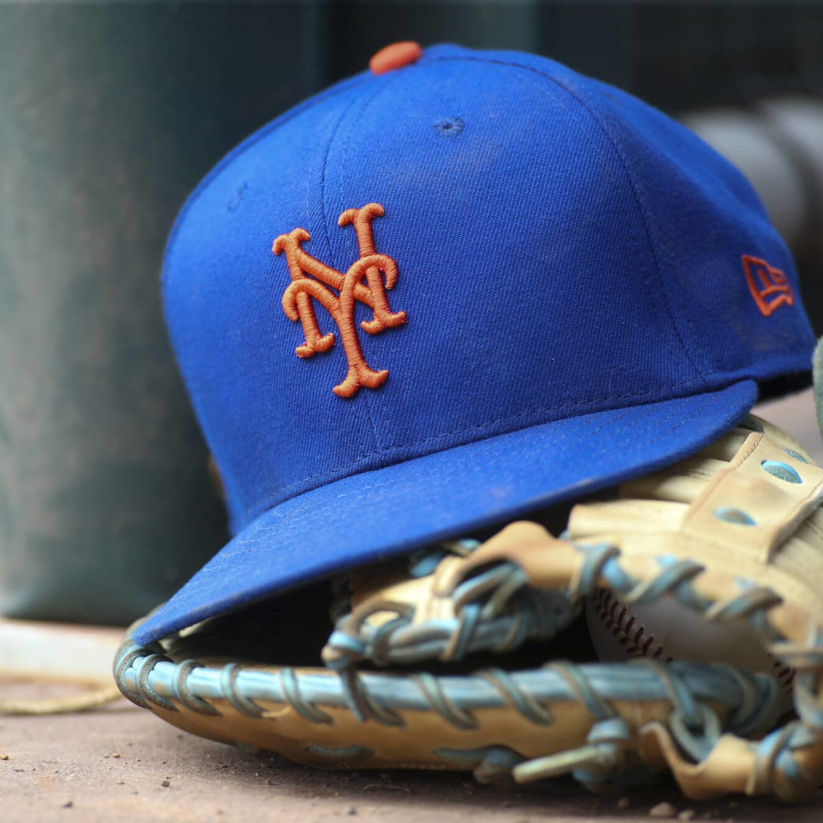 Phillies let person wearing Mets jersey throw out first pitch at