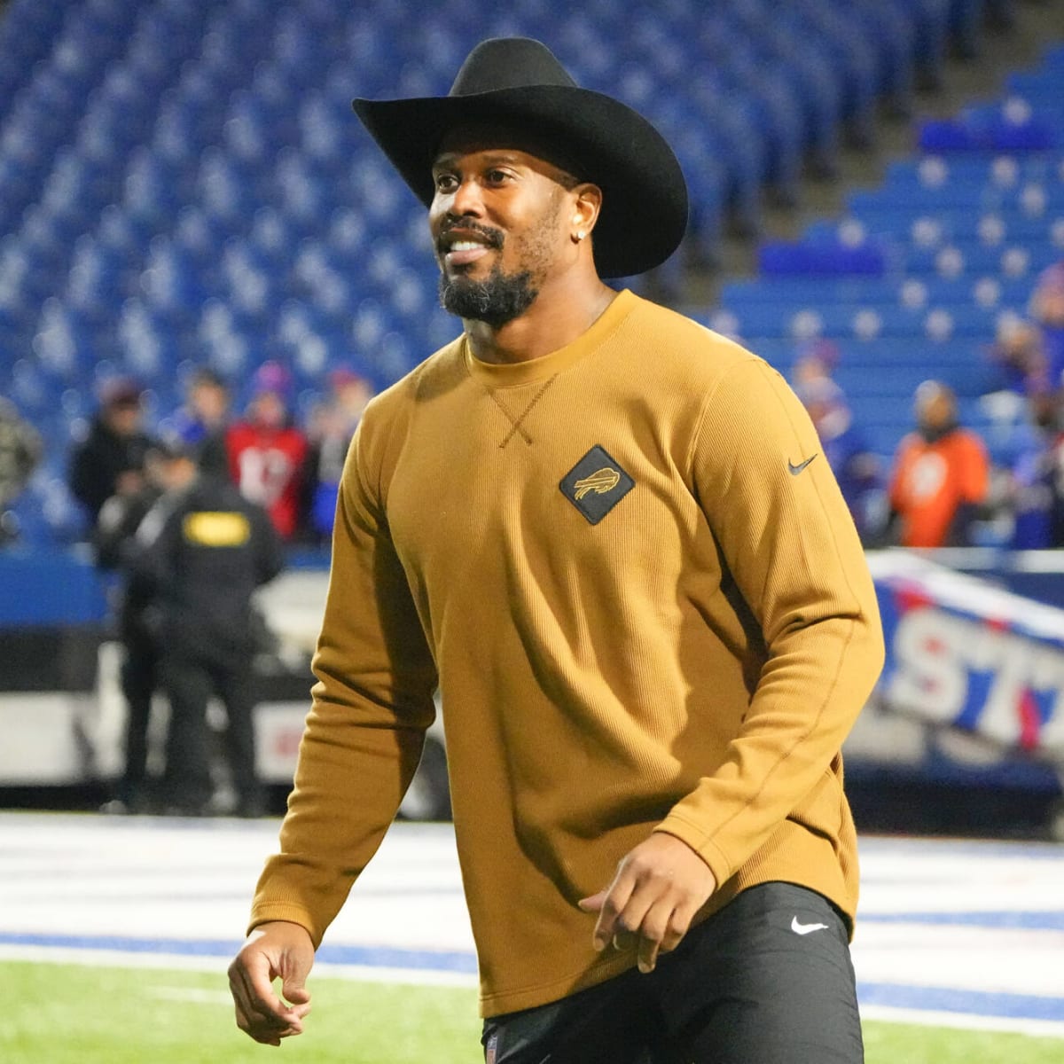 Watch Von Miller signs his old Broncos jersey ahead of Monday