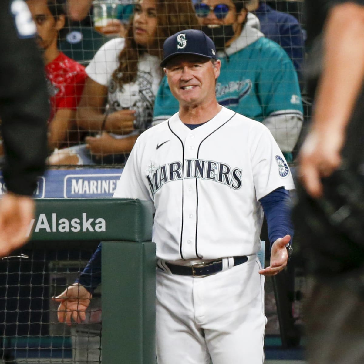 Mariners give manager Servais extension 