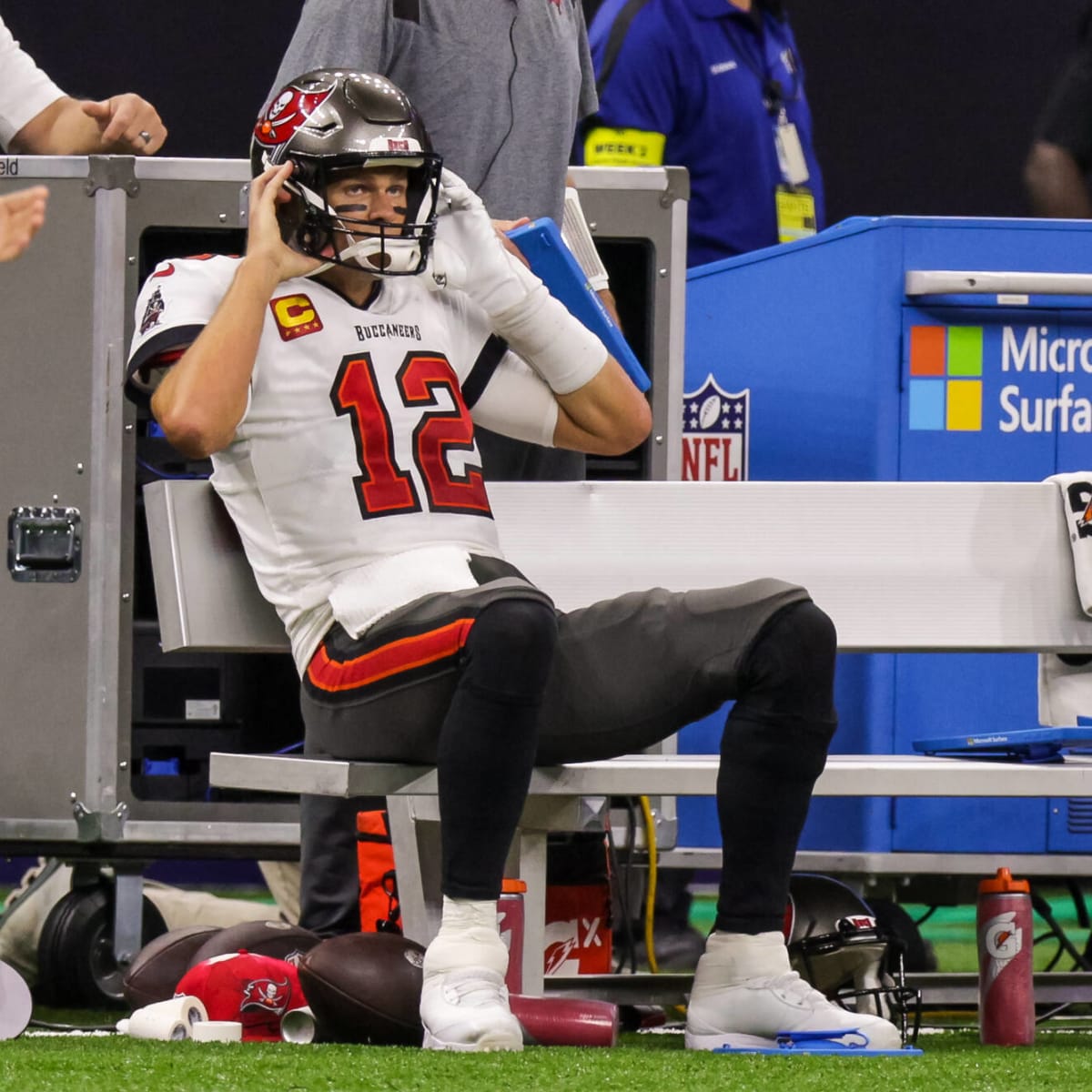 Bucs Center Wears Tom Brady NFL Combine Photo on T-Shirt to Super Bowl