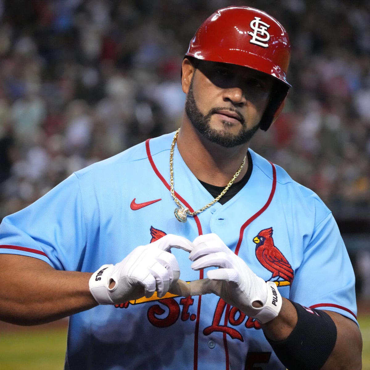 Pujols makes incredible gesture, gives young fan jersey off his