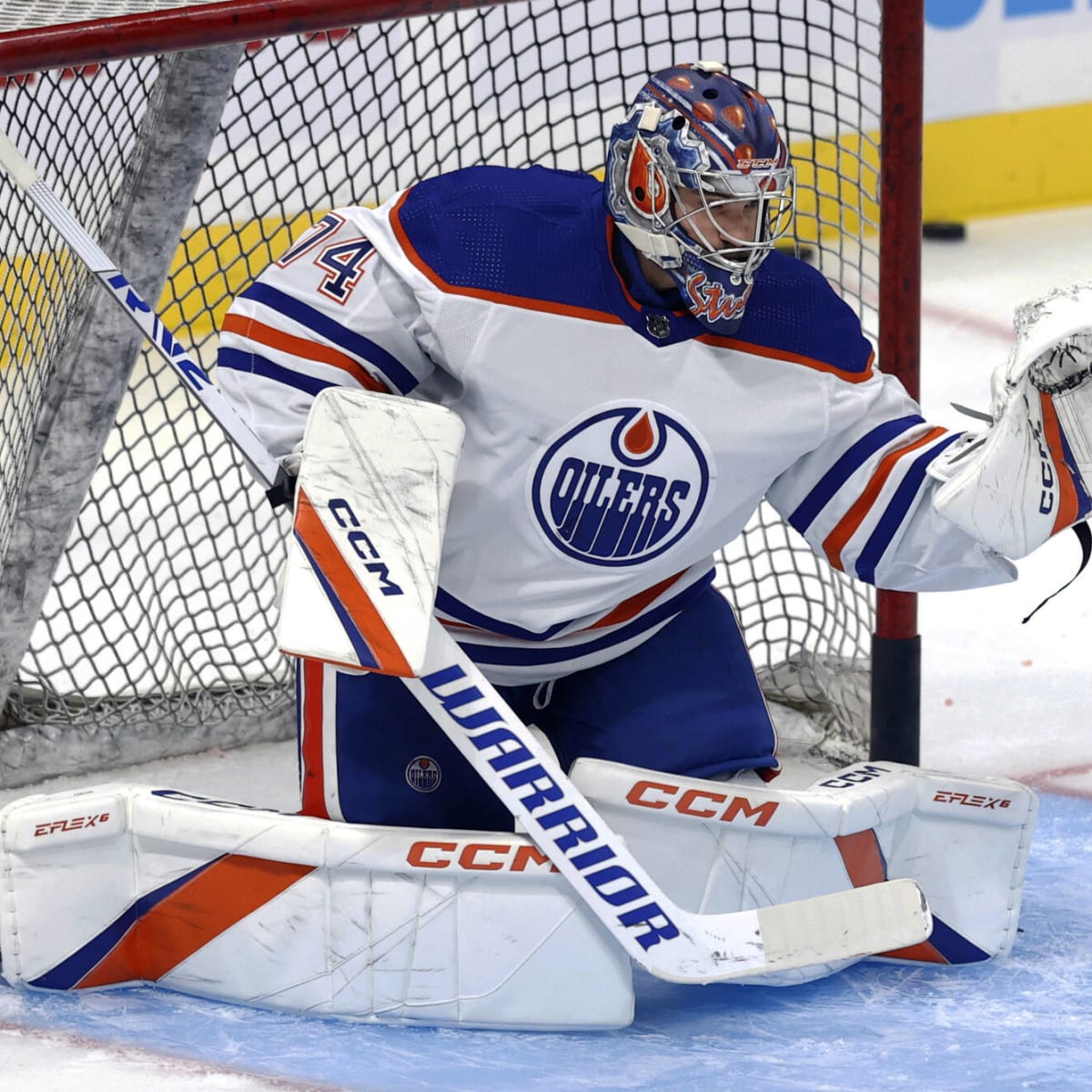Oilers goalie Skinner unveils fresh new mask at training camp