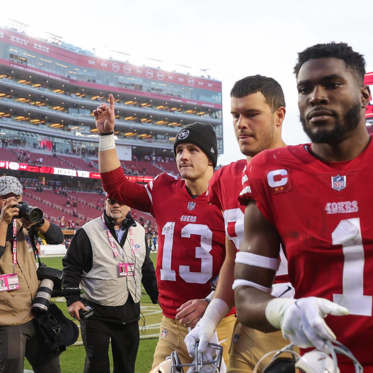 Photos: San Francisco 49ers beat the Washington Commanders 37-20 for eighth  straight win