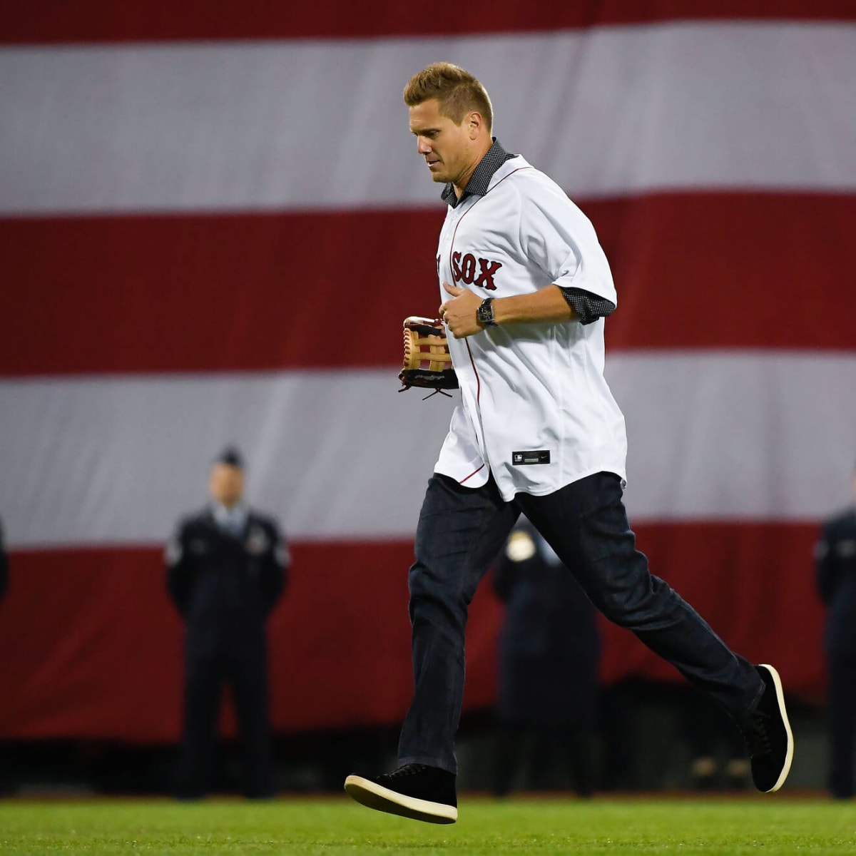 Former Red Sox pitcher Jonathan Papelbon endangers World Series trophy,  wears kilt in bananas return to mound